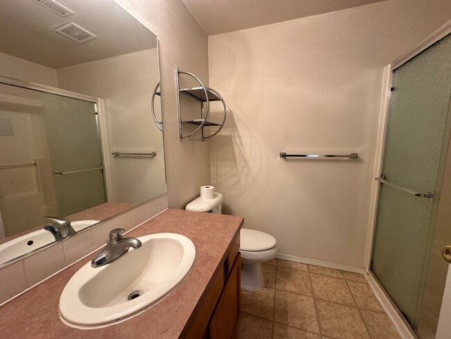 Building Photo - Convenient Beaverton Townhome!