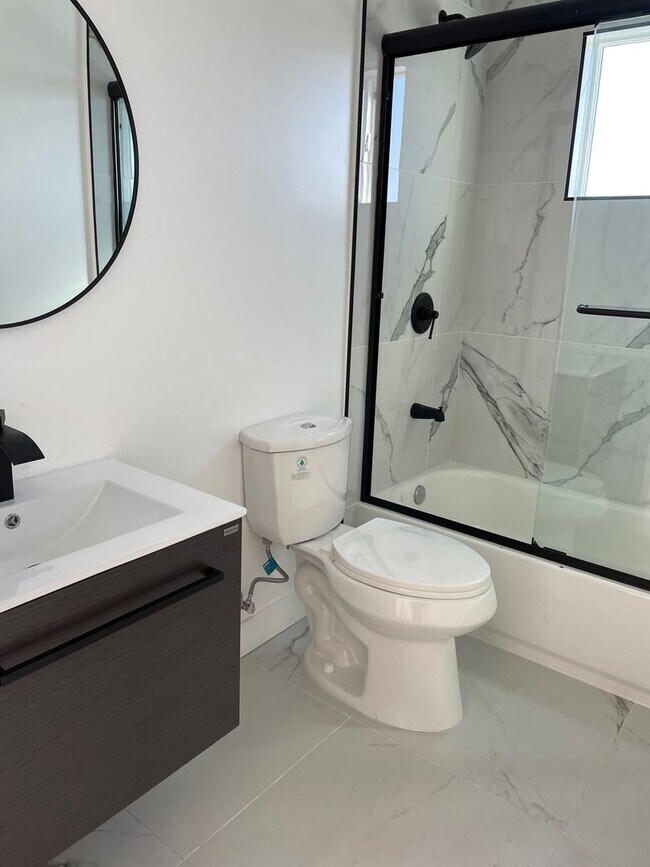 Building Photo - REST OF NOVEMBER FREE! Spacious 3 Bedroom ...