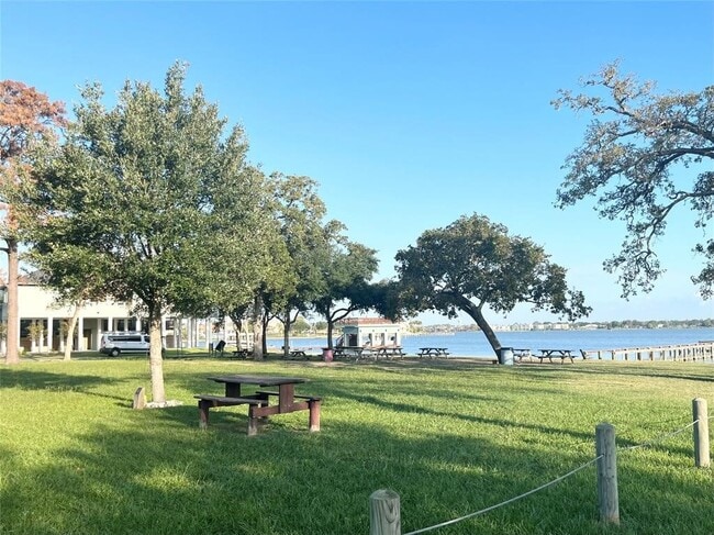 Building Photo - 2114 Shasta Dr