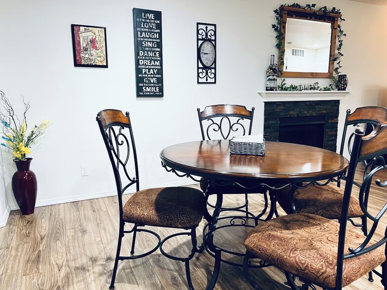 Breakfast noo/diningk - 1747 Vela Ln SW