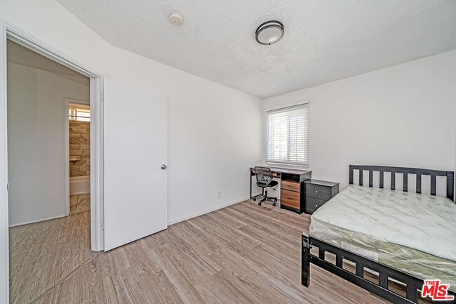 Building Photo - 1349 W 35th Pl