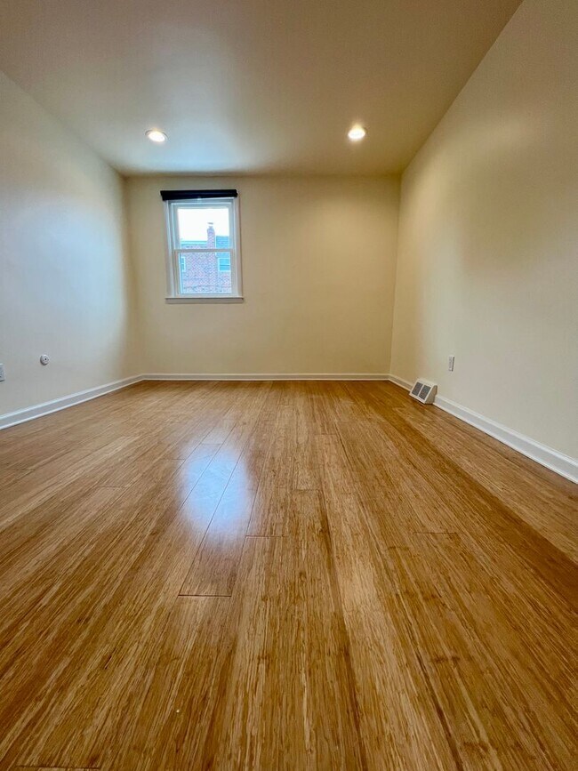 Building Photo - Gorgeous 3-Bedroom Townhome with One-Car Garage in Roxborough! Available NOW!