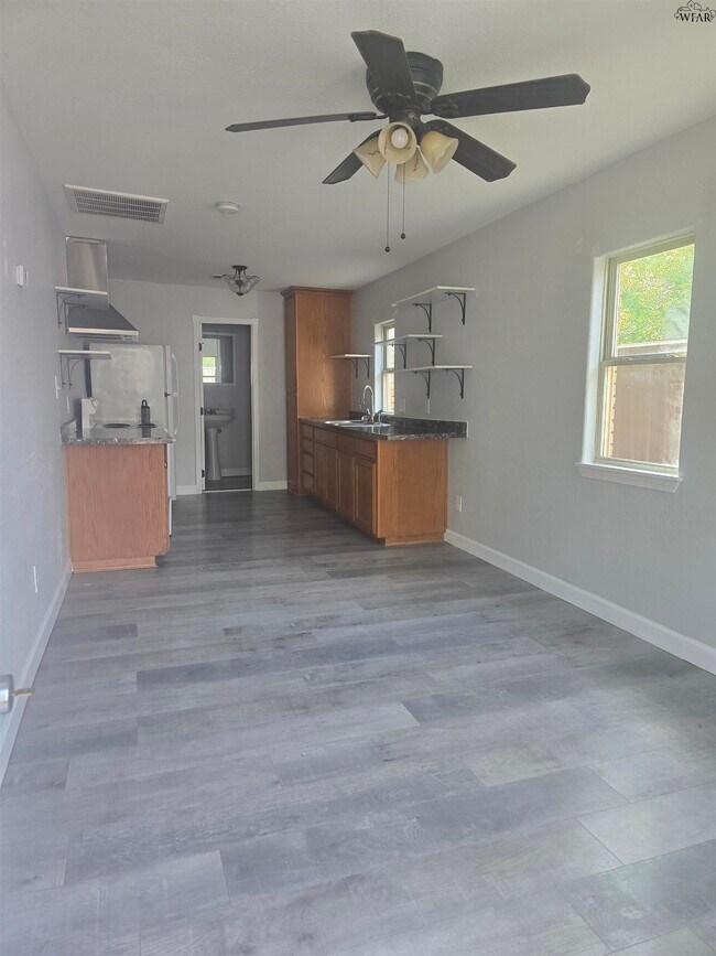 Building Photo - 1805 Lucile Ave