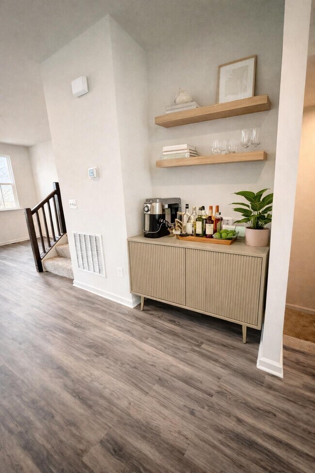 Building Photo - 10165 Queens Wy