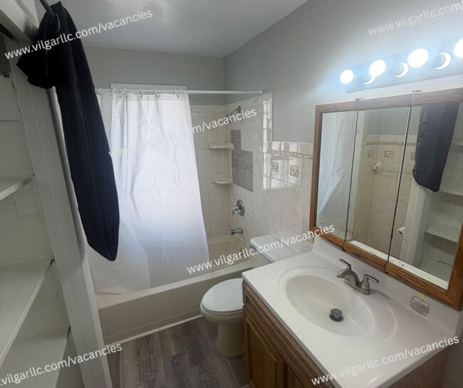 Building Photo - FOR RENT — SPACIOUS 3 BED / 1.5 BATH HOME