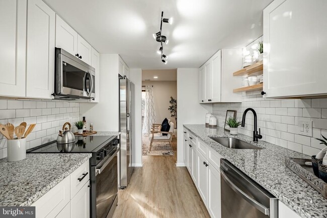 Building Photo - 233 Holly Dr