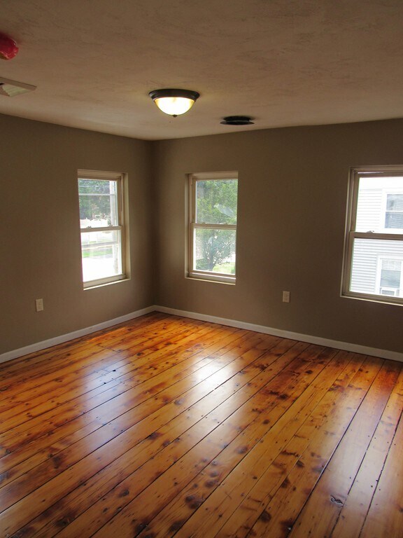 Building Photo - 27 Maple St