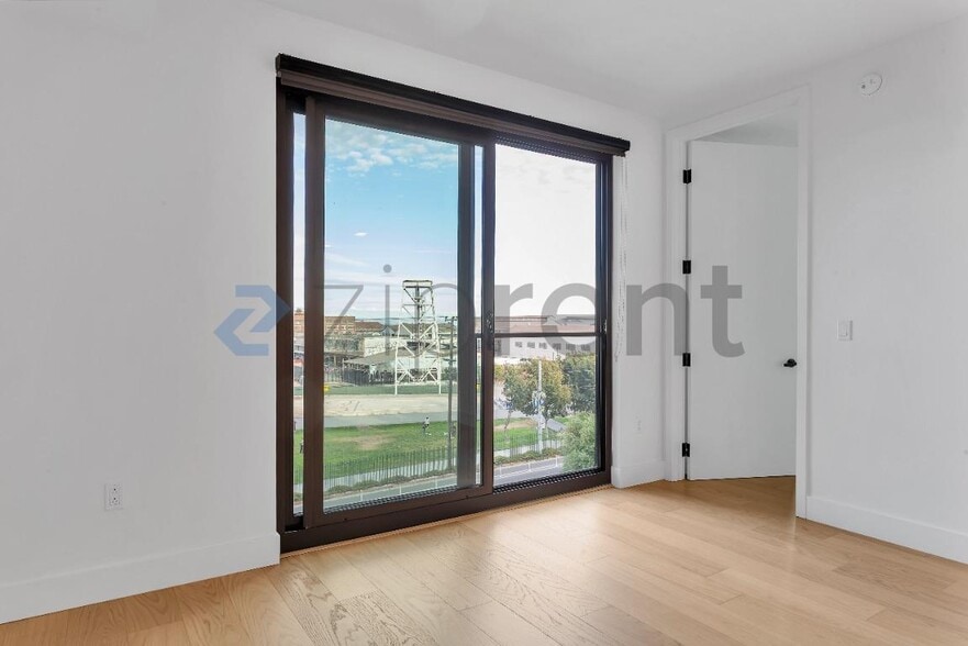 Building Photo - Unit 422