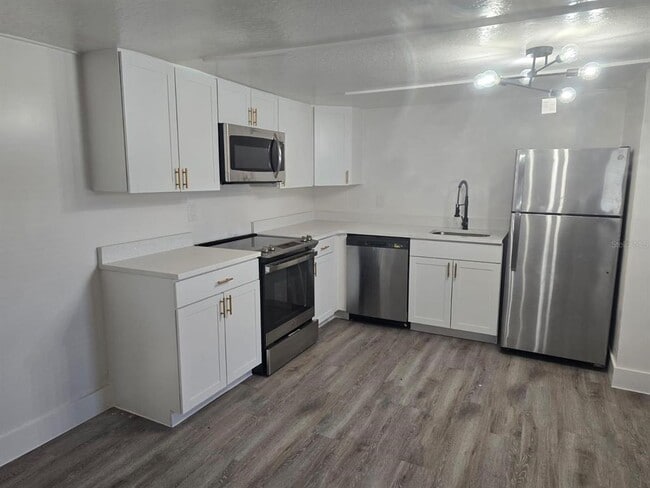 Building Photo - 815 St Charles Dr