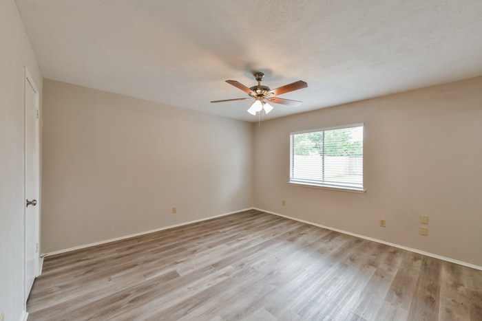 Building Photo - 7024 Greenview Cir S