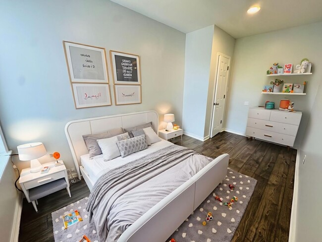 Building Photo - Remodeled 4bd/2 House with Rear yard!! SEC...