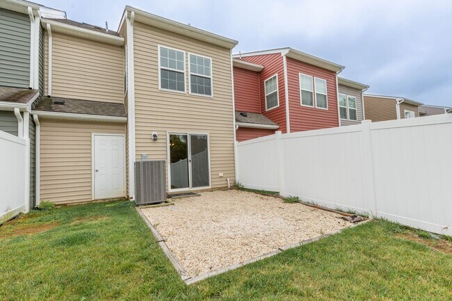 Building Photo - 3 Bed, 2.5 Bath, Townhome in Ranson, WV