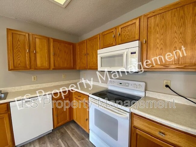 Building Photo - 2180 Shadowbrook Dr