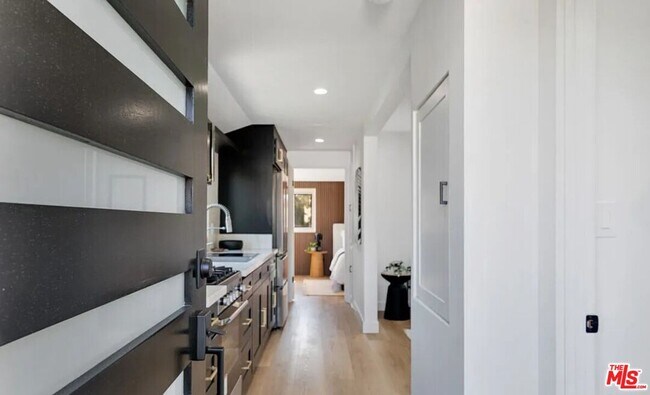 Building Photo - 418 N Bowling Green Way