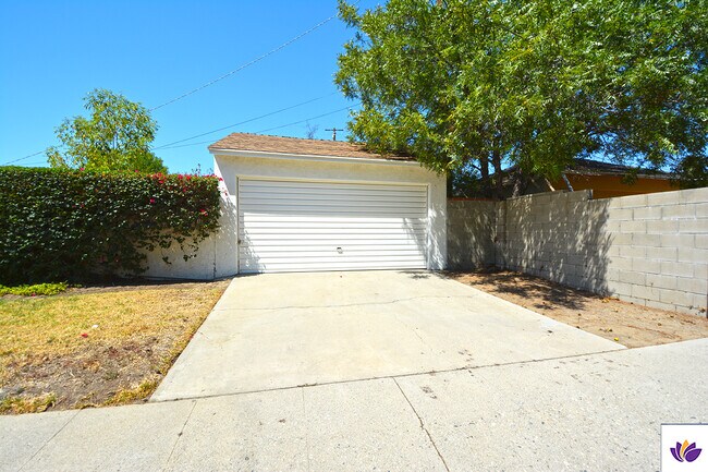 Building Photo - 16901 Hart St