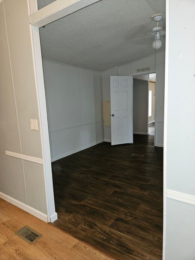 Building Photo - Beautiful Fully Remodeled Three Bed Two Ba...