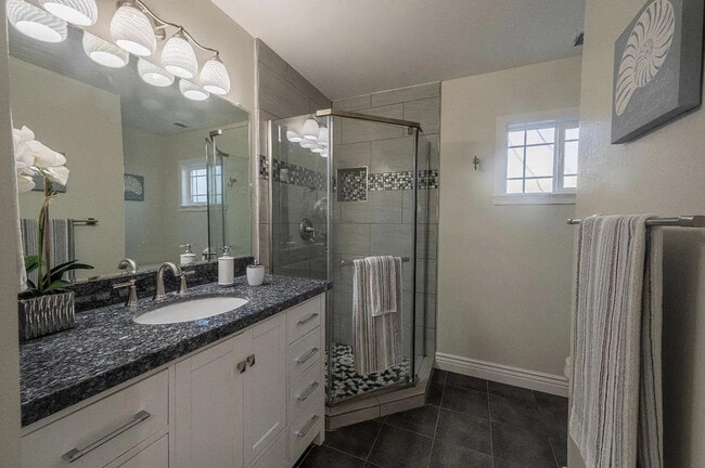 Building Photo - 1915 Washington St