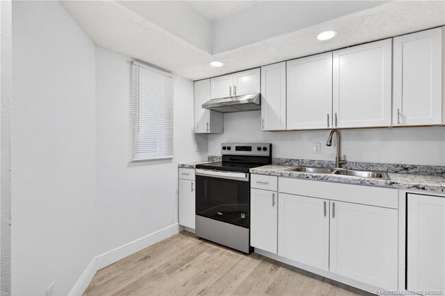 Building Photo - 1564 SE Royal Green Cir