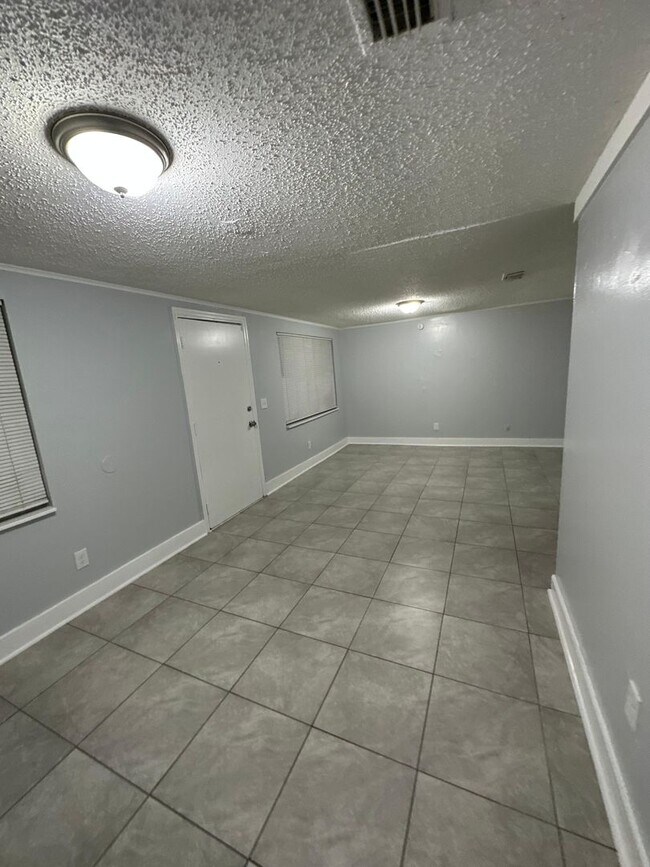 Building Photo - Fully Renovated 3/1 Single Family Available Now!