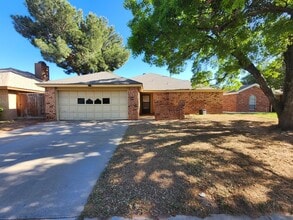 Building Photo - 3 bed 2 bath home, 2 car garage, 2 living areas!