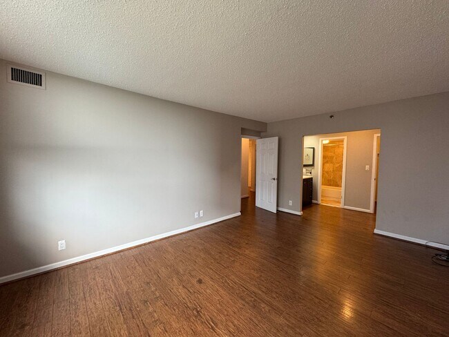 Building Photo - Bright And Spacious 2 Bed 1.5 Bath Condo W...