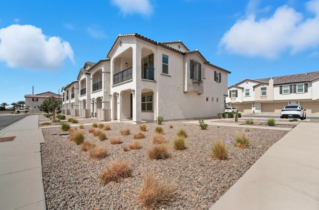 Building Photo - *Like Brand New Luxurious Modern 3 Bedroom 2 Bath Townhome in Warner Meadows!**