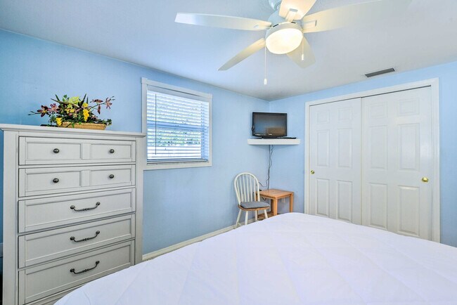 Building Photo - 896 S Venice Blvd