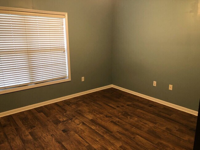 Building Photo - Great quiet Condo in Auburn available July!