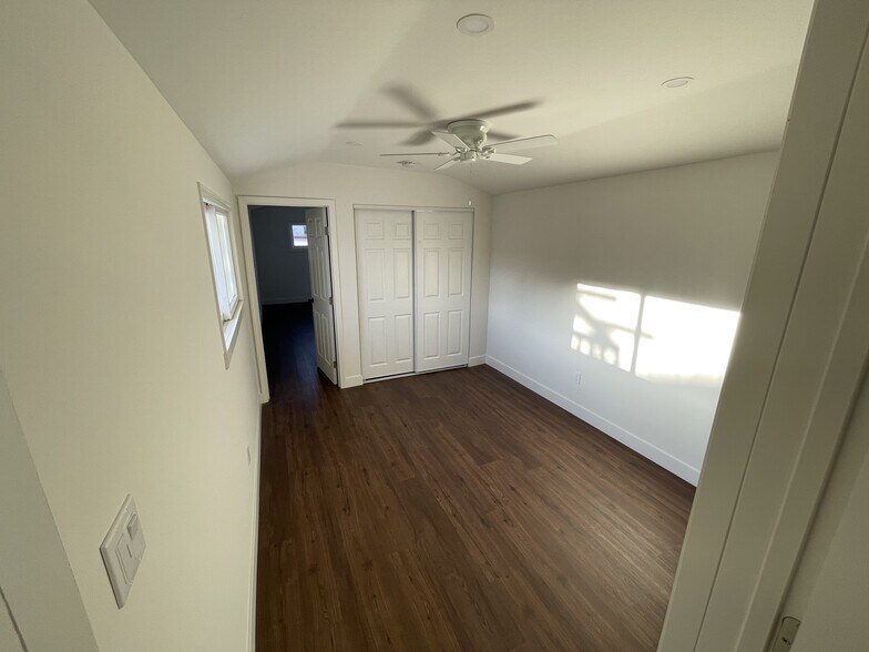 Building Photo - 423 W Maple Ave