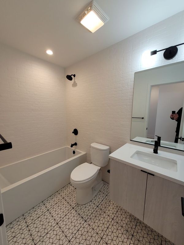 Building Photo - 1334 W Bryn Mawr Ave