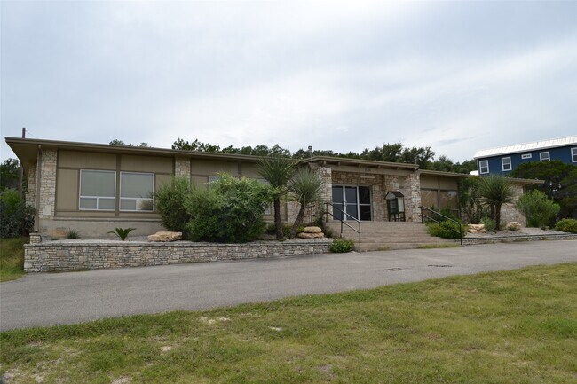 Building Photo - 729 Canyon Bend