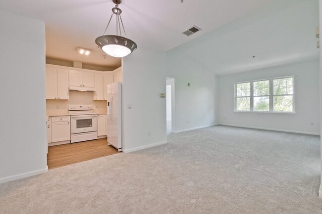 Building Photo - Excellent 2 Bed 2 Bath Condo - Completely Remodeled!