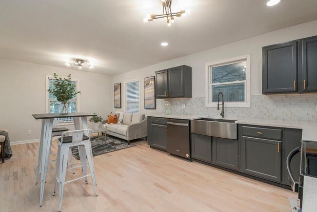 Building Photo - 904 Smith St SW