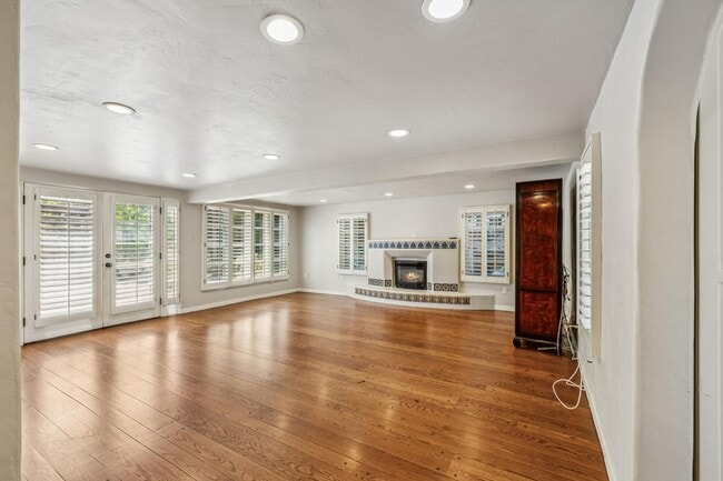 Building Photo - Mediterranean Beauty in Crescent Park – 5B...