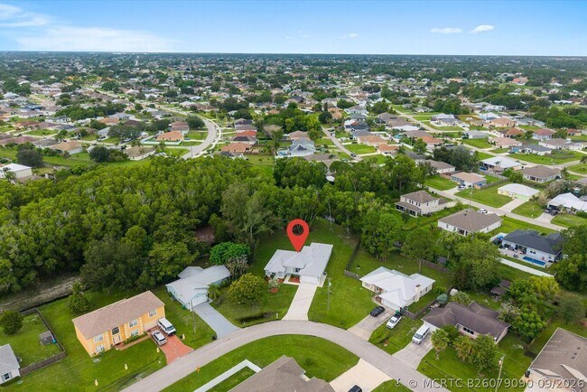 Building Photo - 419 SW Namoit Pl