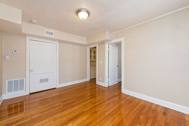 Interior Photo - VALENTINE