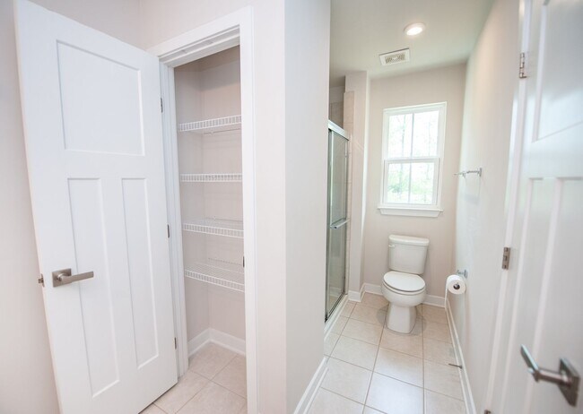 Building Photo - 3BR/2.5BA Modern Townhome on Spartanburg’s...