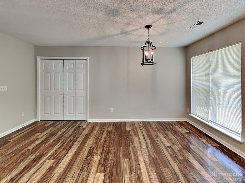 Building Photo - 102 Coventry Dr