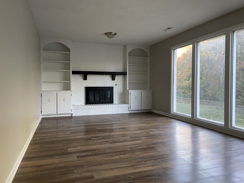 Family room - 1045 S 217th St