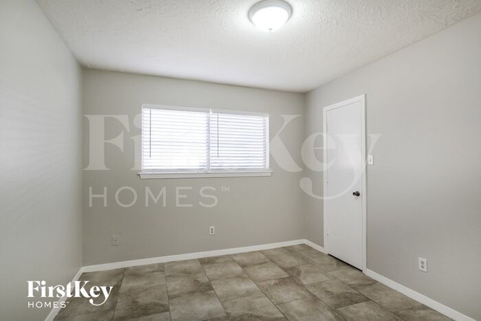 Building Photo - 3202 Holly Green Dr