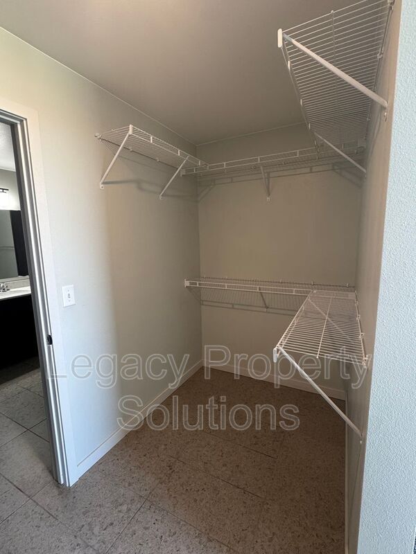 Building Photo - 202 E Greenfield Ln