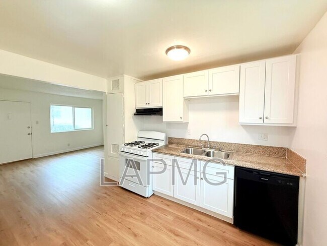 Building Photo - 169 W 42nd St