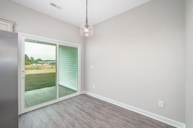 dining area w/ natural light - 70 Catalina Cir