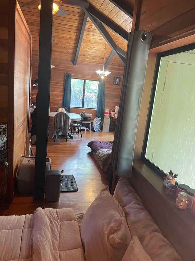 Building Photo - Cozy and convenient, private location, Cot...