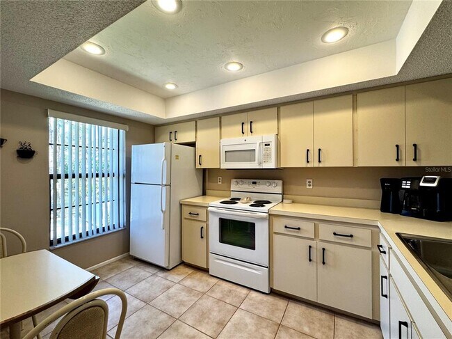 Building Photo - 4644 Weybridge St