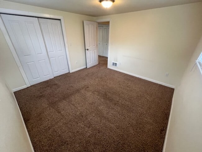 Building Photo - SPACIOUS 4 bed/2 bath home in desired location with double garage, fenced back yard!