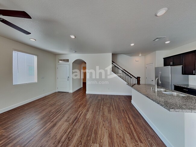 Building Photo - 696 N Water St