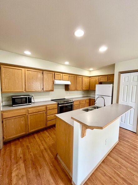 Building Photo - 512 Hazel St