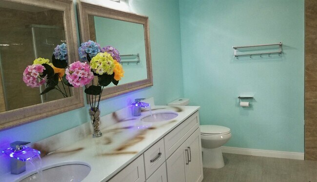 Building Photo - 4 Bedrooms, 3 Baths, 2,809 sq. ft. Home in Canoga Park