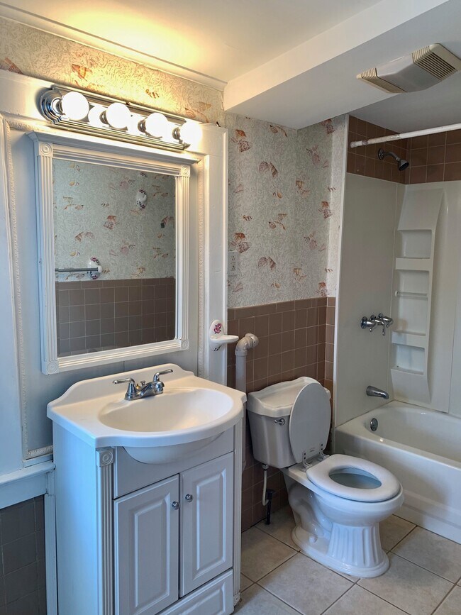 Building Photo - 427 Warren St